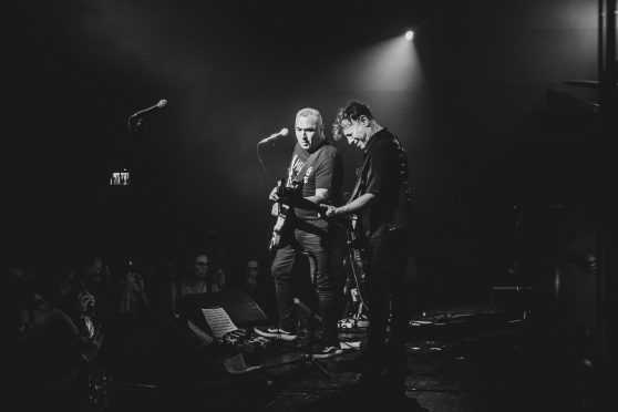 ערן צור ושלומי בברכה בהופעת יום הולדת 60 בבארבי