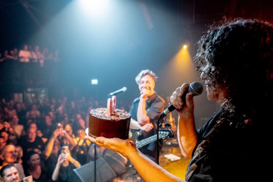 אלונה דניאל מגישה עוגת יום הולדת לערן צור בבארבי