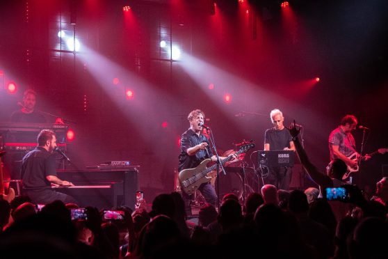 ערן צור מארח את אסף אמדורסקי בהופעה בבארבי