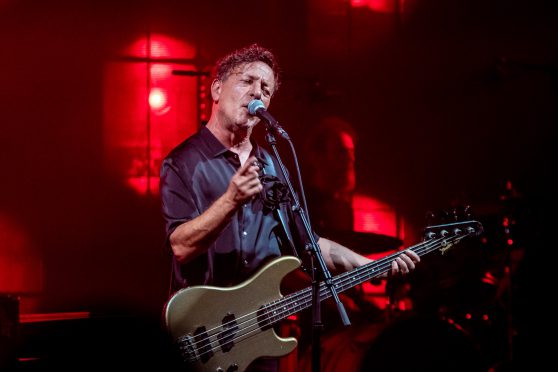 ערן צור בהופעה